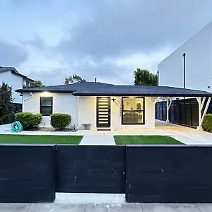 Bed & Breakfast Modern Stylish &cozy Back Unit Los Angeles
